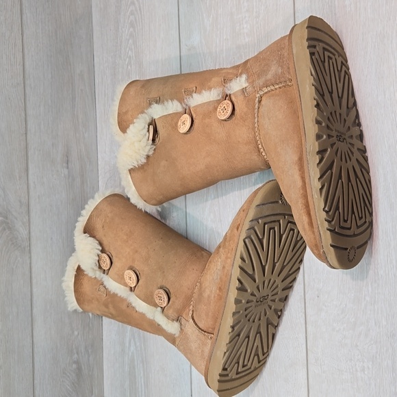 Ugg Australia Women 1962Y Tall Button 3 Leather Sheepskin Boots shoes sz 6 - Picture 12 of 15